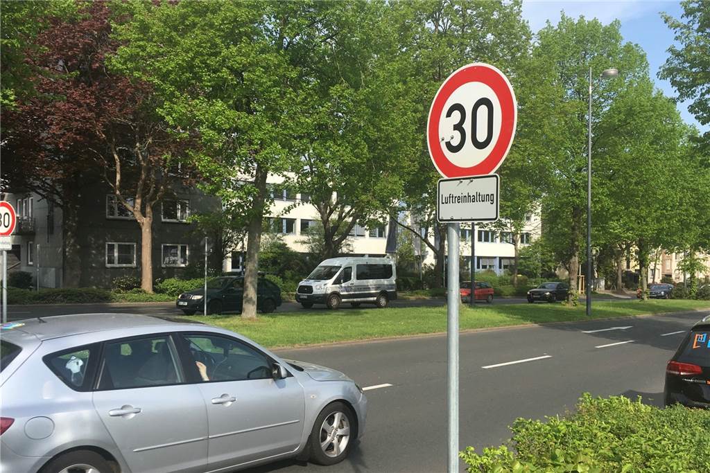 Tempo 30 auf wichtigen Straßen in Dortmund: Ist die Luft besser geworden? Tempo 30 gilt seit März 2020 auf der Ruhrallee - so sollen sich die Luftschadstoffe langfristig verringern.