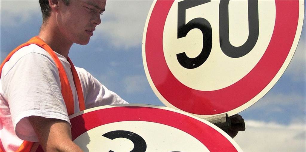 Debatte um Tempo 30: Bald nur noch gedrosselt durch Castrop-Rauxel? Tempo 50 oder Tempo 30: Was soll der Standard für innerstädtischen Autoverkehr sein? In dieser Frage debattierte die Politik und entschied sich tendenziell eher für Tempo 30 als 50.