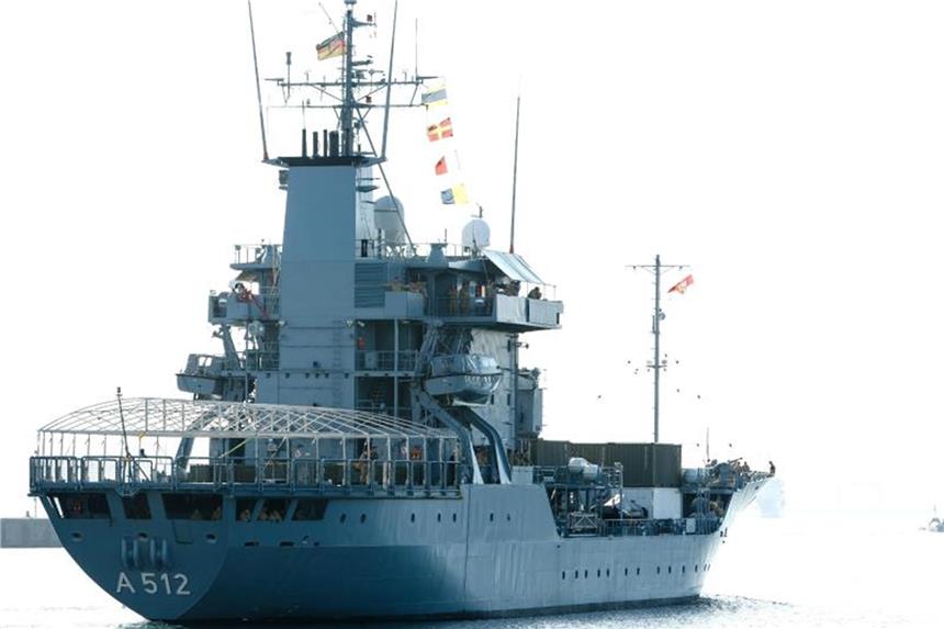 Geldverschwendung bei Zahnspangen? Rechnungshof übt Kritik Tender „Mosel“ im Ostseehafen von Kiel. Der Rechnungshof sieht Fehler der Bundeswehr bei der Modernisierung von IT-Systemen auf ihren Schiffen. Foto: Frank Molter