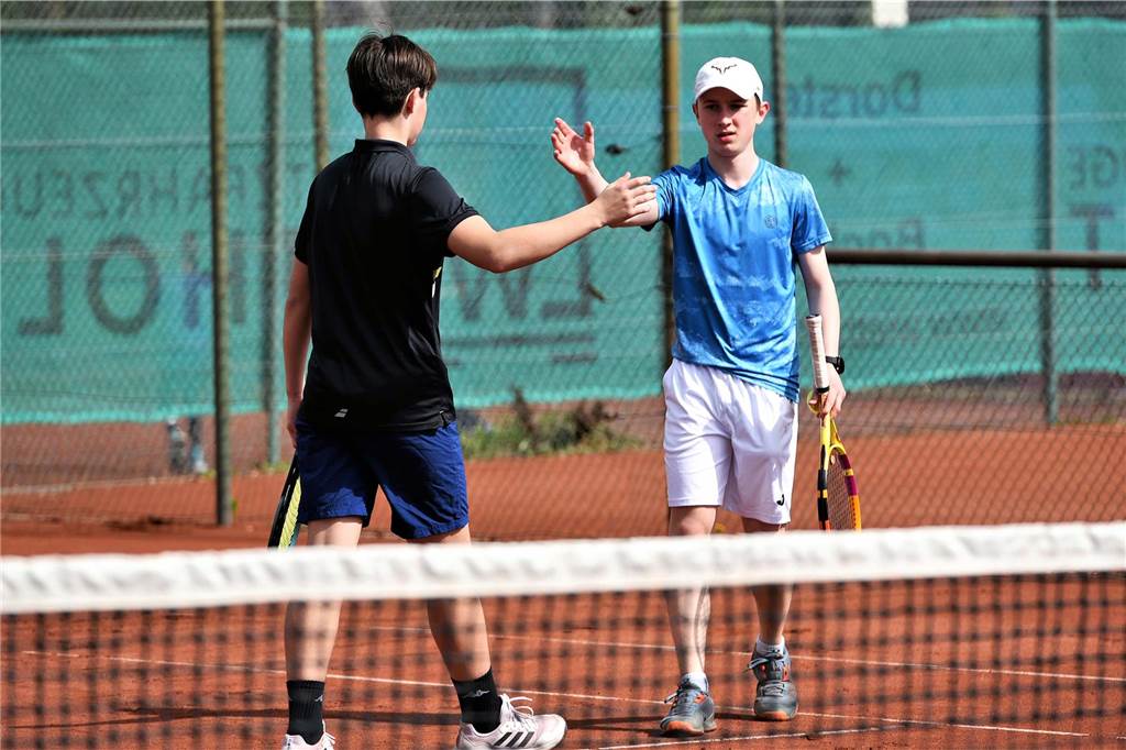Die besten Bilder des Wochenendes: Von Fußball bis Basketball Tennis-Stadtmeisterschaft