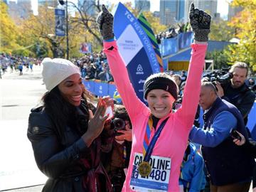 Tennisstar Serena Williams (l) gratulierte Caroline Wozniacki im Ziel zum Marathon-Debüt. Foto: Justin Lane