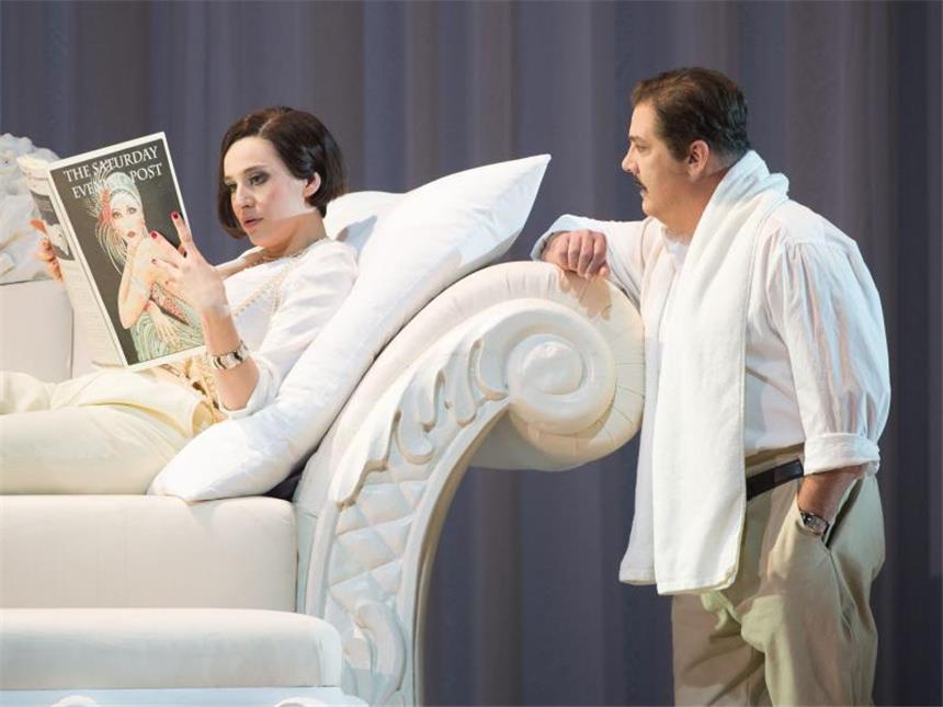 «The Great Gatsby» auf der Opernbühne Tenor Raymond Very und Mezzosopranistin Christina Bock in "The Great Gatsby" in der Semperoper in Dresden. Foto: Sebastian Kahnert