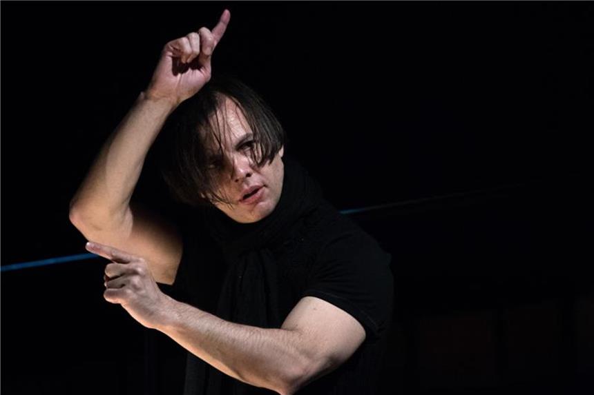 Star-Dirigent Currentzis will ganz viel erklären Teodor Currentzis will Klassik-Fans die Musik näherbringen. Foto: Sebastian Gollnow