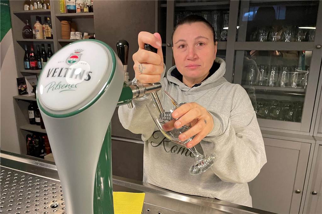 Diese Geschichten wurden in Werne 2023 am häufigsten gelesen Teresa Biermann ist die Tochter von Da Marco-Chef Marco-Oronzo Maletesta hinter dem Tresen des Lokals.