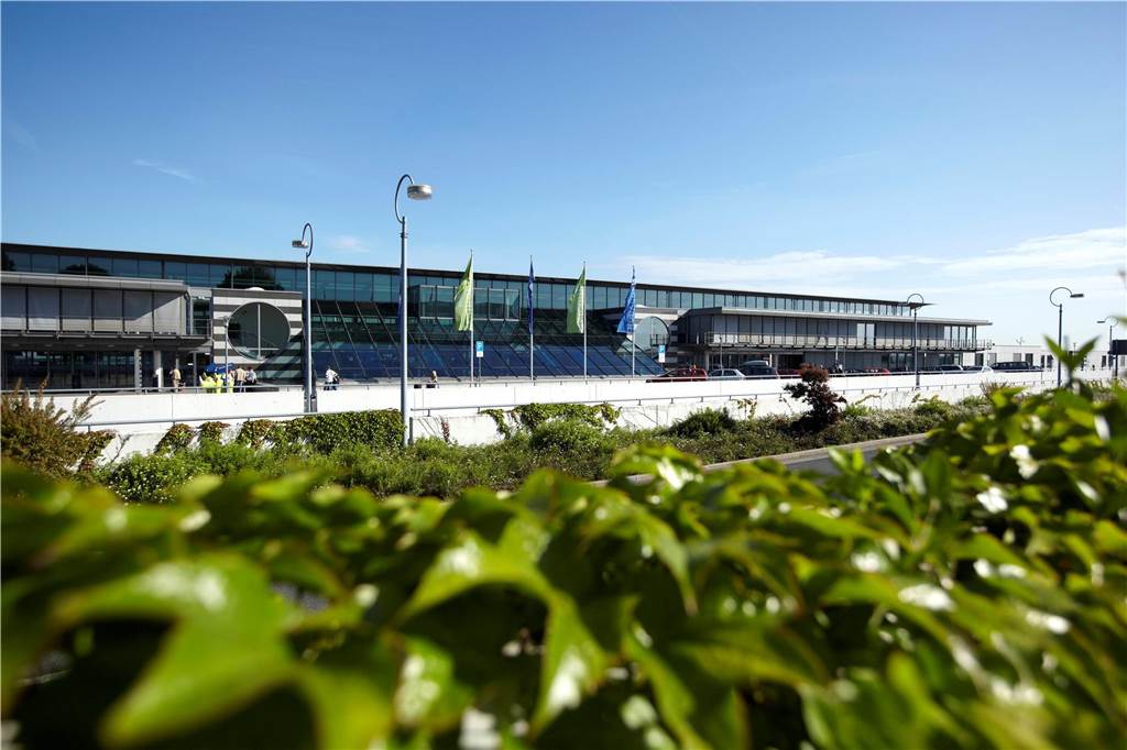 „Das war ein Fehlstart von Condor“: Mallorca-Urlauber stranden am Flughafen Blick auf das Terminal des Dortmunder Flughafens.