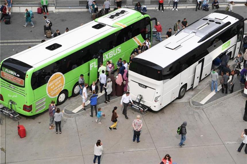 Marktforscher sehen steigende Ticketpreise bei Fernbussen Terminal für Fernbusse in Frankfurt am Main. Foto: Arne Dedert