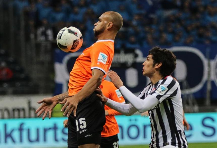 Boyd: "Wir Spieler bewundern Torsten Frings" Terrence Boyd (l.) kämpft mit dem SV Darmstadt 98 um den Klassenerhalt.