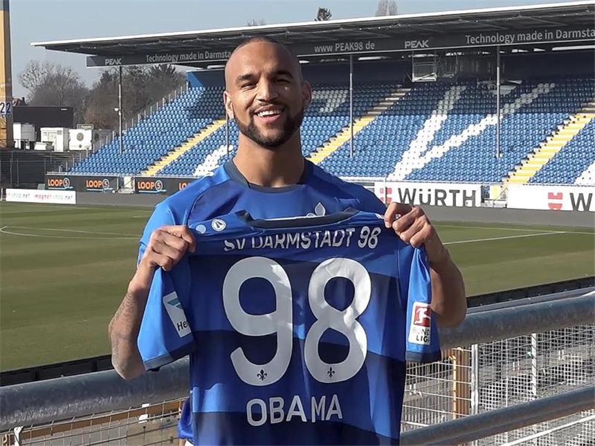 Frings bekräftigt Obama-Einladung Terrence Boyd, Stürmer beim SV Darmstadt 98, hält im Jonathan-Heimes-Stadion am Böllenfalltor ein Trikot mit dem Namen "Obama". Foto: SV Darmstadt 98