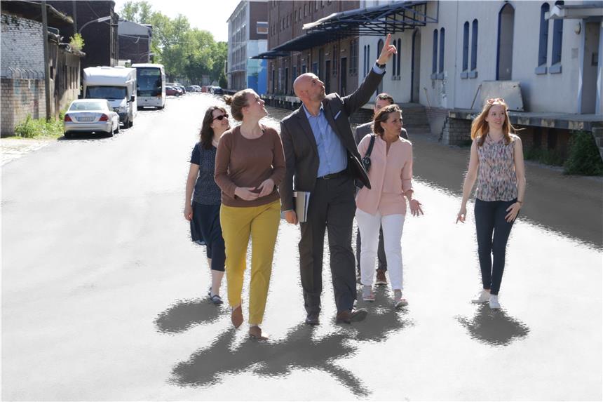 Terry Reintke (links vorne) und Pascal Ledune (rechts vorne) bei einer Begehung der Speicherstraße. Die Umgestaltung des Hafenquartiers und auch der Straße werden von der EU gefördert.