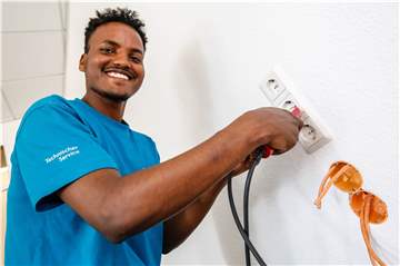 Tesfalem Weldemichael aus Eritrea ist voll in seinem Element: Gebäudetechnik ist sein Ding.