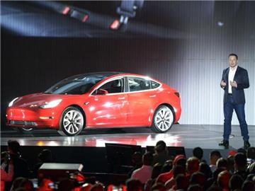Tesla-Chef Elon Musk bei der Präsentation des neuen Models 3 im nordamerikanischen Freemont. Foto: Andrej Sokolow/dpa
