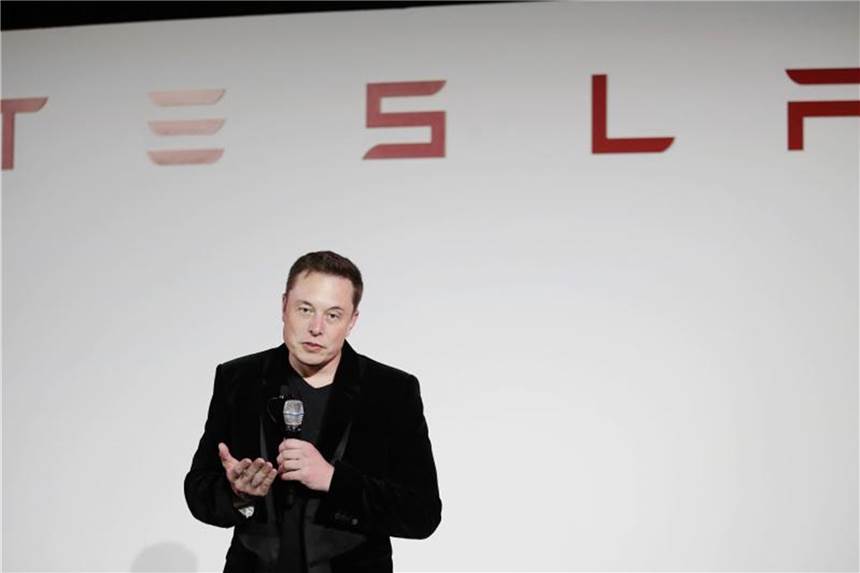Musk will Tesla doch an der Börse lassen Tesla-Chef Elon Musk spricht im Hauptquartier von Tesla in Fremont in Kalifornien. Foto: Marcio Jose Sanchez/AP