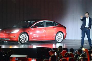 Tesla-Chef Elon Musk stellt im kalifornischen Fremont das Model 3 vor. Foto: Andrej Sokolow/Archiv