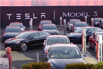 Tesla-Fahrzeuge vom Typ Model 3 auf dem Tesla-Fabrikgelände im kalifornischen Fremont. Foto: Andrej Sokolow