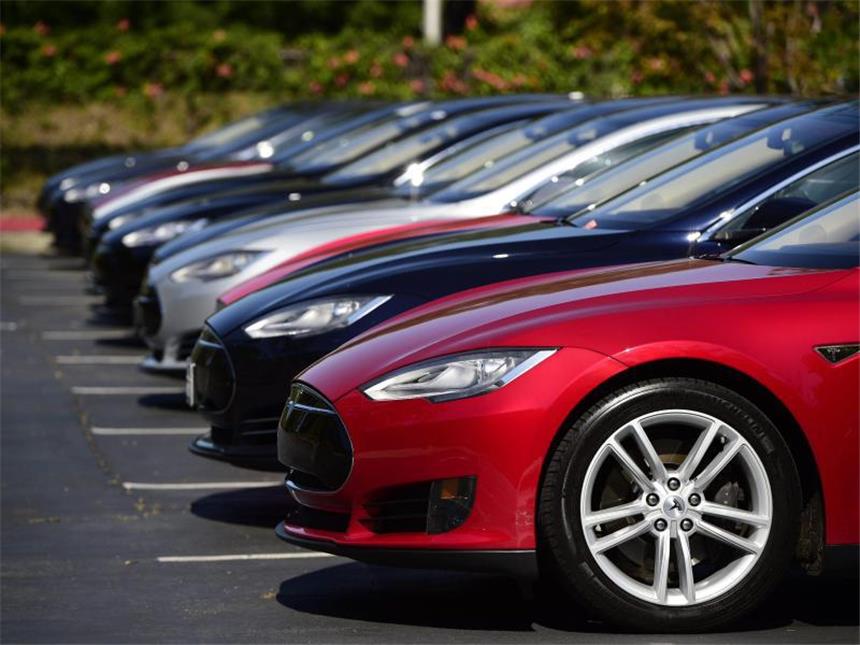 Wertvollster US-Autobauer: Tesla schließt zu GM auf Tesla Model S-Autos auf einem Parkplatz der Zentrale von Tesla Motors in Palo Alto, Kalifornien, USA. Foto: John G. Mabanglo