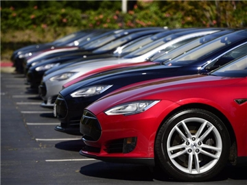 Tesla Model S-Autos auf einem Parkplatz der Zentrale von Tesla Motors in Palo Alto, Kalifornien, USA. Foto: John G. Mabanglo
