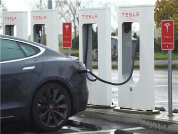 Teslas Neukunden sollen bald an den "Supercharger"-Ladestationen ab der 400. Kilowattstunde bezahlen. Foto: Jens Wolf