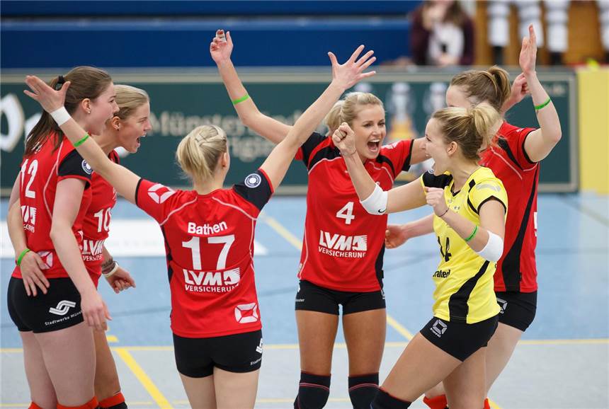 USC will gegen Aachen den ersten Sieg einfahren Tess von Piekartz (l.), Linda Dörendahl (v.) und Sarah Petrausch jubeln über den ersten Sieg der Saison. Mit 3:0 gewann der USC in Aachen.