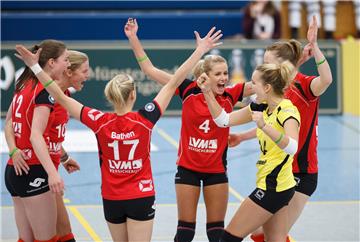 Tess von Piekartz (l.), Linda Dörendahl (v.) und Sarah Petrausch jubeln über den ersten Sieg der Saison. Mit 3:0 gewann der USC in Aachen.