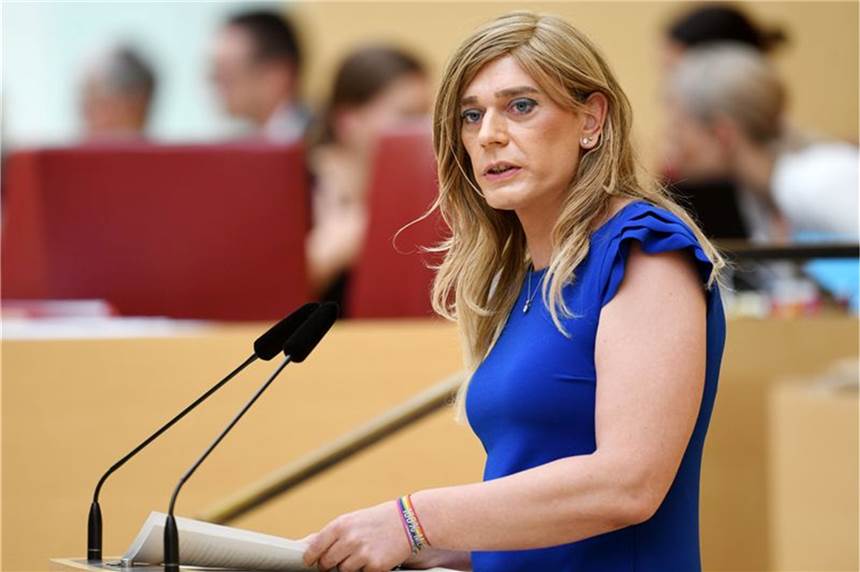 Erstmals kandidieren Transmenschen für die Bundestagswahl Tessa Ganserer spricht bei einer Plenarsitzung des Bayerischen Landtags. Die Grünen-Politikerin will in den Bundestag einziehen.