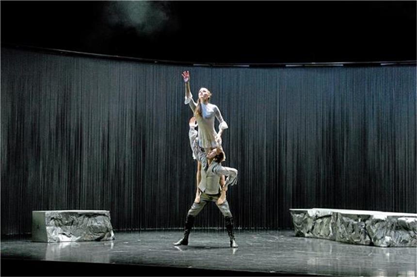 Hamlet: Virtuoses Ringen um die dänische Königskrone Tessa Vanheusden als Ophelia und Louiz Rodrigues als Hamlet.