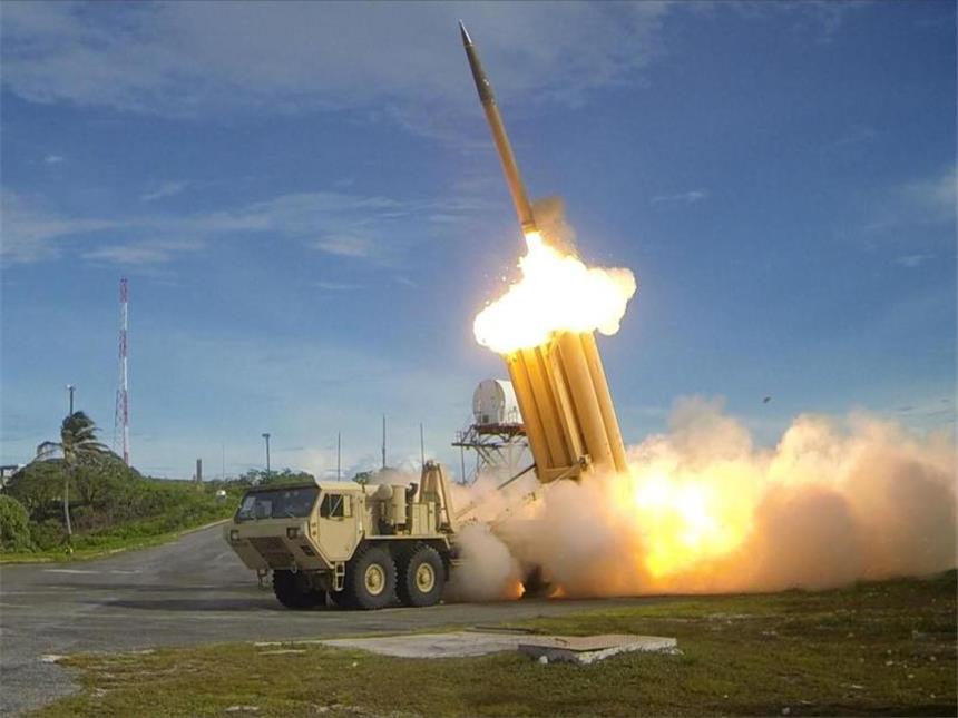 Trump beharrt auf "Feuer-und-Wut"-Äußerung Test des Raketen-Abwehrsystems THAAD: Das System dient der Abwehr von Kurz- und Mittelstreckenraketen und zielt auf die Bedrohung durch Nordkorea. Foto: Ralph Scott/Department Of Defense