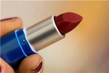 Test-Lippenstifte im Handel sollten Frauen aus hygienischen Gründen nicht direkt am Mund testen. Bei der Auswahl hilft auch das Auftragen auf der Handinnenfläche. Foto: Daniel Karmann