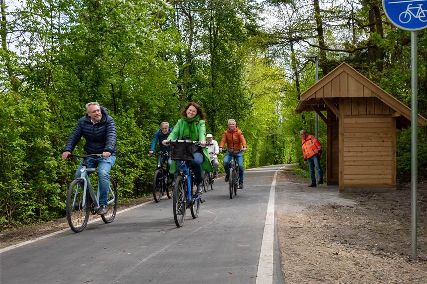 Erster Bauabschnitt für Geh- und Radweg an der Ahauser Aa-Umflut ist fertig Testeten den neuen Geh-/Radweg: Thomas Hammwöhner (v.l.), Richard Bömer, Karola Voß, Rudi Mensing und Franz Thebelt unter dem wachsamen Blick von Bernd Sundermann in der neuen Schutzhütte.