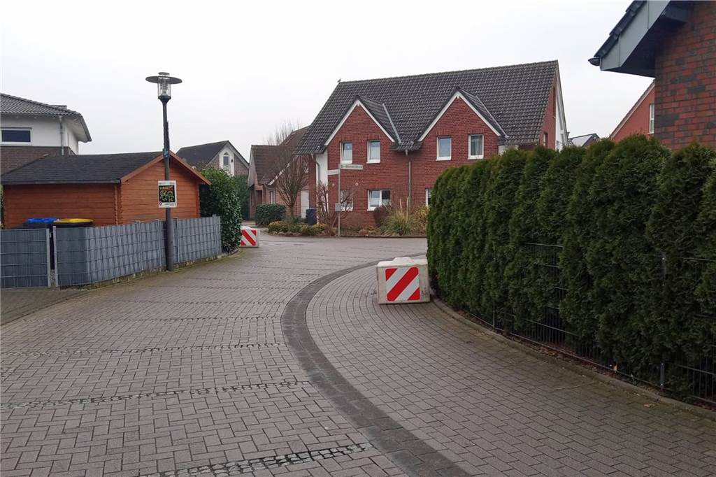 Verwirrung: Stadt Werne entfernt „Legosteine“ nach einem Tag schon wieder Testweise hatte man die "Legosteine" aus Beton an der Dr.-Hövener-Straße aufgestellt.