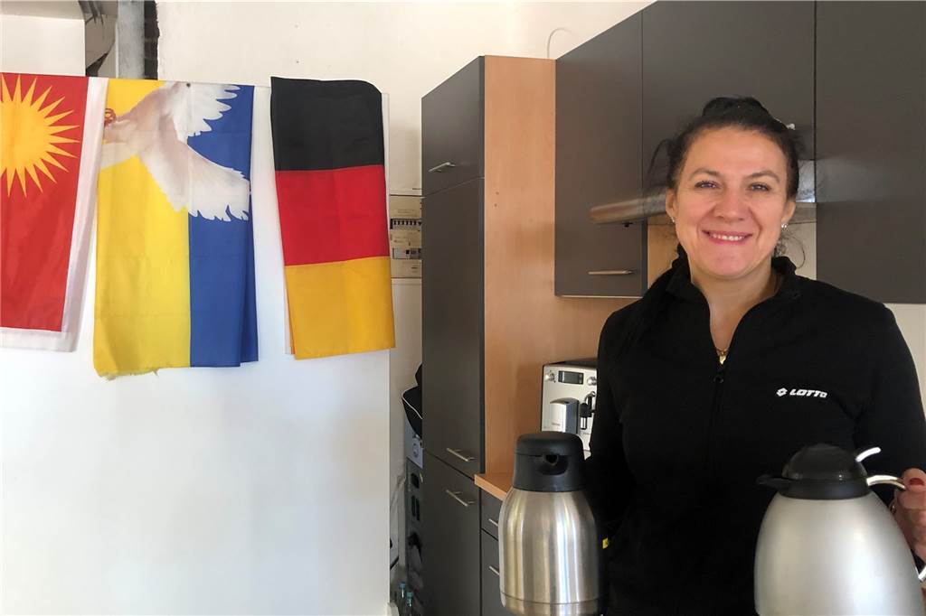 Rolf Hinse ist nach 20 italienischen Jahren jetzt zurück in Stadtlohn Tetiana Seizhari freut sich auf Gäste im „Kleinen Café der Kulturen“; von links die jesidische, die ukrainische und die deutsche Flagge.