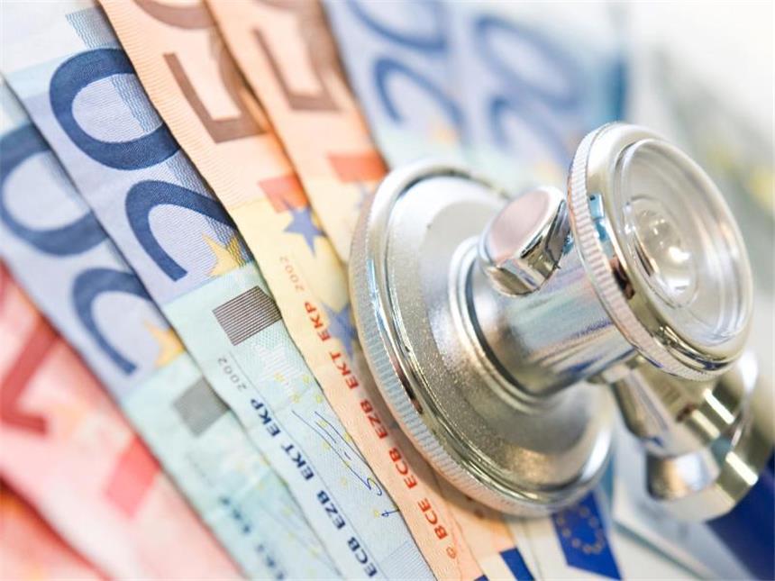 Günstigere Tarife: Privatversicherte steigen um Teure Krankenversicherung: Vor allem ältere Privatversicherte wechseln offenbar immer häufiger in günstigere Basis- und Standardtarife. Foto: Franziska Gabbert