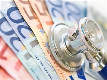Teure Krankenversicherung: Vor allem ältere Privatversicherte wechseln offenbar immer häufiger in günstigere Basis- und Standardtarife. Foto: Franziska Gabbert