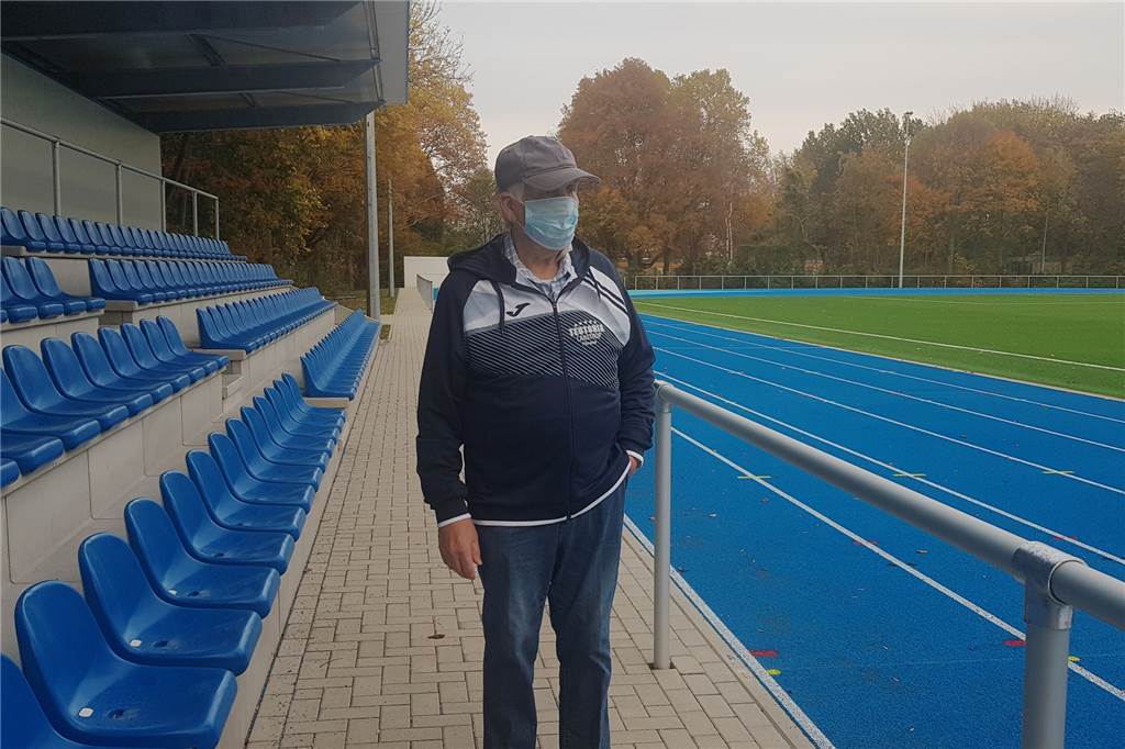 Neues Leichtathletik-Zentrum: Endspurt bis zur feierlichen Übergabe Teutonia Vorsitzender Gerd Niemeyer blickt mit Stolz auf das neue "Wohnzimmer der Teutonen".