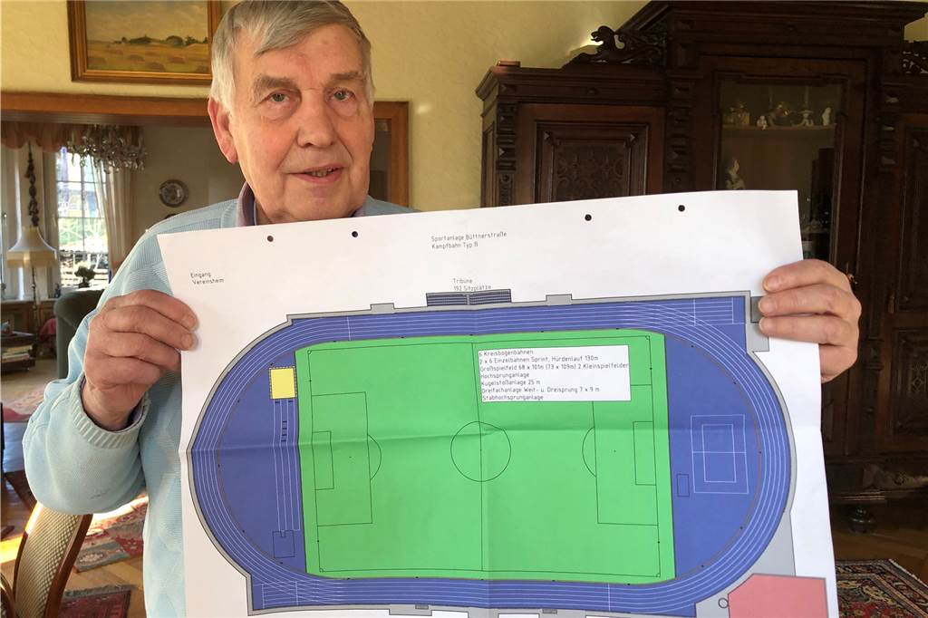 Baustart für erste Leichtathletik-Anlage im Dortmunder Nordosten Teutonia-Vorsitzender Gerd Niemeyer zeigt den Plan von der neuen Fußball- und Leichtathletik-Anlage an der Büttnerstraße.