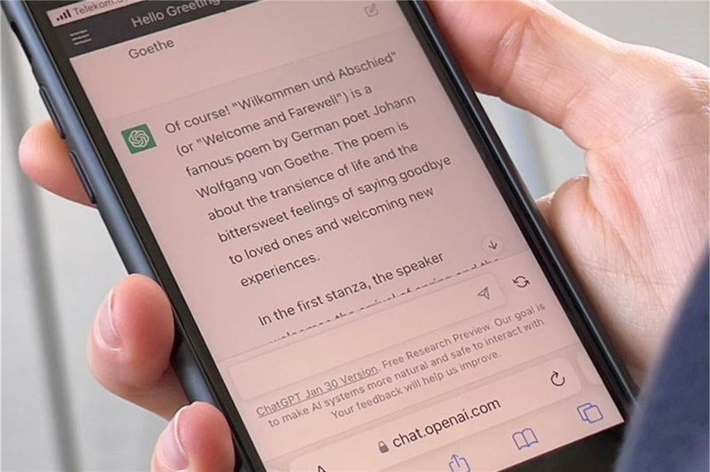 Ist Künstliche Intelligenz in Schulen ein Problem? Textroboter wie ChatGPT könnten in Zukunft die Arbeit des Menschen unterstützen.