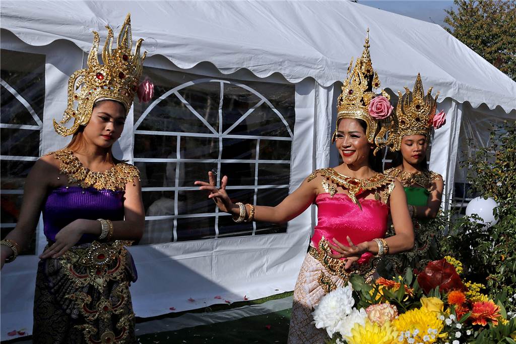 Buddhistische Mönche weihen neunköpfigen Glücksgott in Haltern ein Thailändische Tänzerinnen traten zur Einweihung der Figur auf.