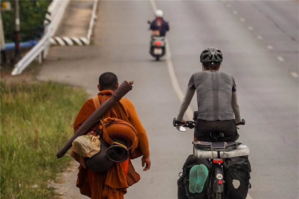 Thailand - jeder verfolgt seine eigene Reise, ein Mönch zu Fuß, wir auf den Rädern