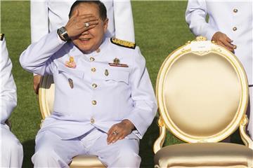 Thailands stellvertretender Ministerpräsident schützt sich vor der Sonne - und präsentiert ungewollt eine Luxusuhr. Foto: Krit Phromsakla Na Sakolnakorn