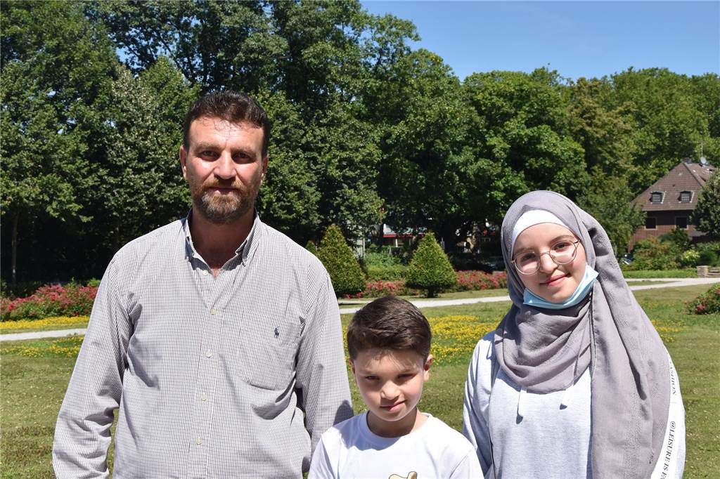 „Als sie nicht da waren, habe ich viel geweint und beim Wiedersehen auch“ Thamer Alothman mit seinem Sohn Youssef und seiner Tochter Rahaf im Stadtgarten in Castrop.