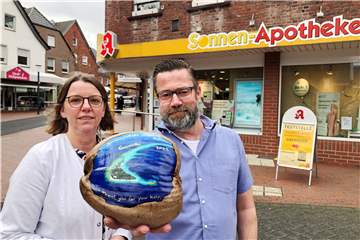"Thank you for your help": Katja Krumme und Jürgen Beimesche von der Stadtlohner Sonnenapotheke freuen sich über die bemalte Kokosnuss von den Malediven, die sie jetzt als Dankeschön für eine ungewöhnliche Medikamentenlieferung erhielten.