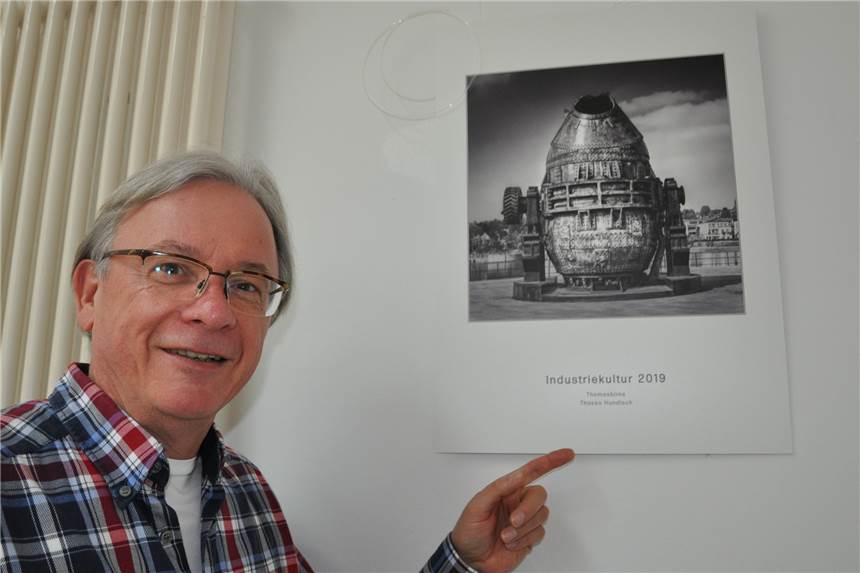 Photoclub Lünen präsentiert Werke zur Industriekultur 2019 im Lüntec Thasso Hundisch vor dem Bild seines Lieblingplatzes am Phönixsee - der Thomasbirne.