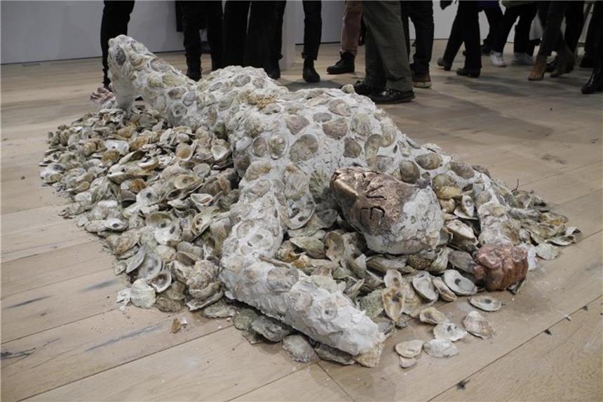Künstler zeigt Werke aus Austern-Kalkstein „The Death of Abel“ von Jory Rabinovitz. Foto: Johannes Schmitt-Tegge