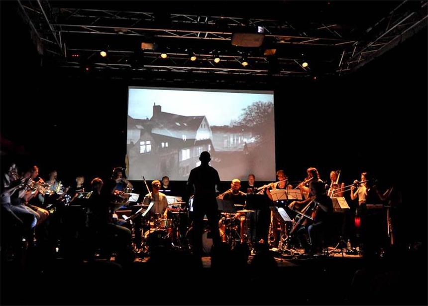 The Dorf vertonten "Das Ende der Kohle" in Bochum The Dorf vertonen ihren Animations-Film "Das Ende der Kohle" für die BoBiennale 2017 im Bahnhof Langendreer live.