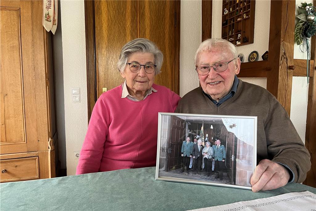 Thea (88) und Paul (91) sind 70 Jahre verheiratet: „Erste große Liebe“ Thea und Paul Sorges halten ein Bild von ihrer Gnadenhochzeit.