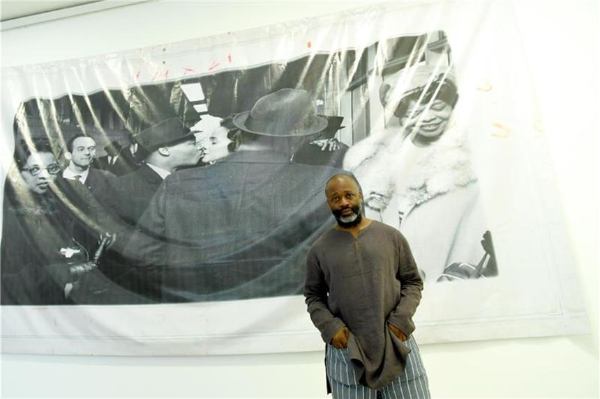 Theaster Gates feiert mit „Black Madonna“ schwarze Frauen Theaster Gates vor seinem Werk „The Kiss“ im Sprengel Museum. Foto: Holger Hollemann
