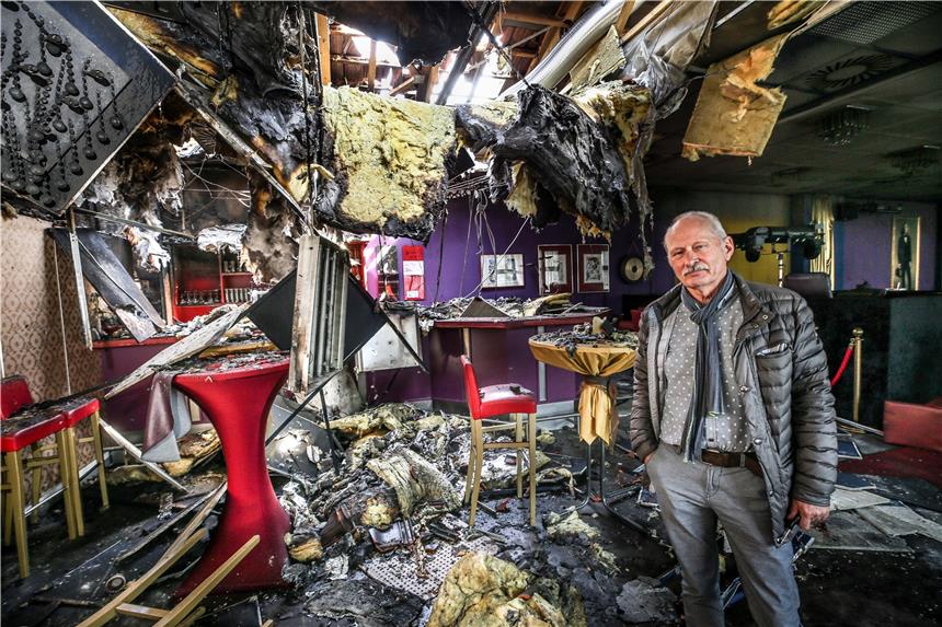 Einige Veranstaltungen verlegt – Zukunft ist ungewiss Theater-Gründer Rudi Strothmüller am am Ort des Feuer-Dramas.