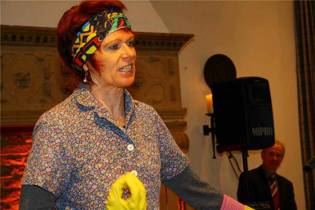 Schulen geöffnet und geschlossen: Liane Jäger (64) aus dem Schulamt geht in Ruhestand Theater ist ihr Hobby: Liane Jäger als Putzfrau der „Kaktusblüten“ bei der Neujahrs-Matinee 2012.