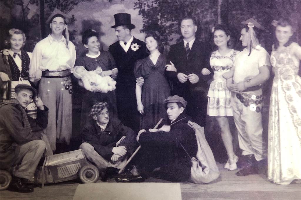 „Polenlager“ in Haltern - Zuhause auf Zeit für entwurzelte Menschen Theatergruppe im DP-Lager Haltern