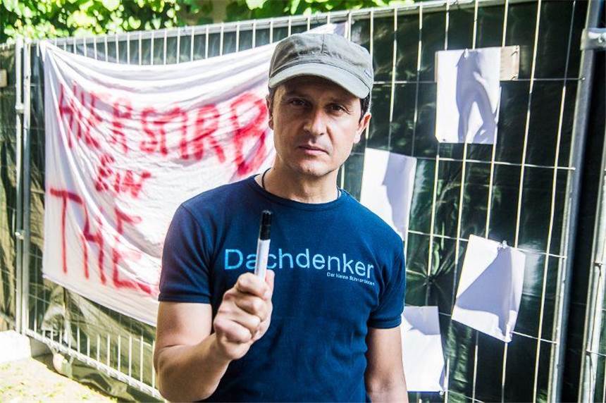Kleiner Bühnenboden hofft auf Rettung Theaterleiter Konrad Haller hat am Bühnenboden eine Bauzaun-Installation aufstellen lassen, an der man Protestschreiben befestigen kann.