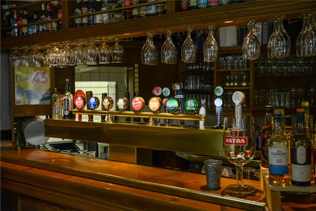 „Hopfen & Salz“-Macher will neue Bierkultur nach Essen und Bochum bringen Theke im Hopfen und Salz in Lütgendortmund